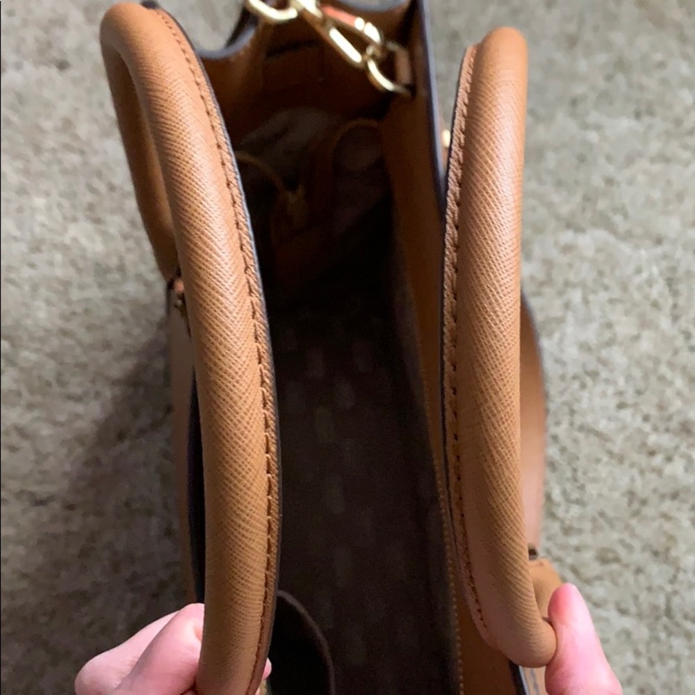 Michael Kors Handbag BEAUTIFUL!! - Picture 6 of 8